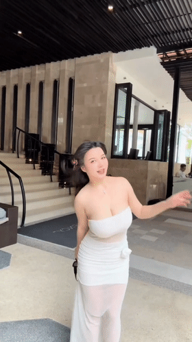 抖音巨乳【鶴本】 520福利，微微豐滿的身材定着尤物大奶子，掏出來真的揉奶好誘人8V 21.7MB 预览图 2