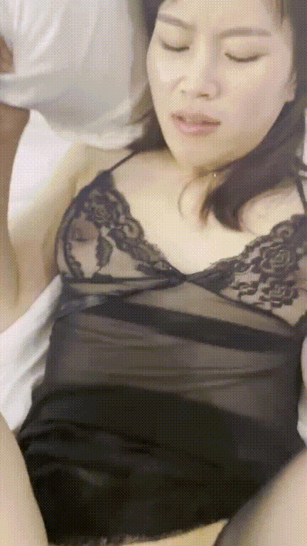 【原相機洩密】韻味十足人妻少婦露臉性愛，蕾絲透視黑絲熱情舔弄，無套啪啪主打真實感【原檔無水印】(9V) 429.5MB 预览图 3