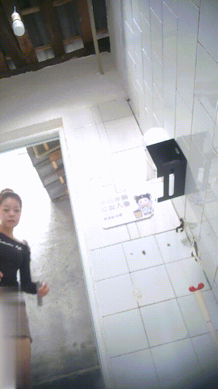 市場外公共女廁真實偷拍多位少女少婦方便，近景特寫，同步露臉 2.42GB 预览图 1