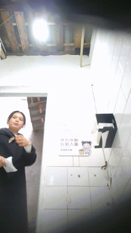 市場外公共女廁真實偷拍多位少女少婦方便，近景特寫，同步露臉 2.42GB 预览图 6