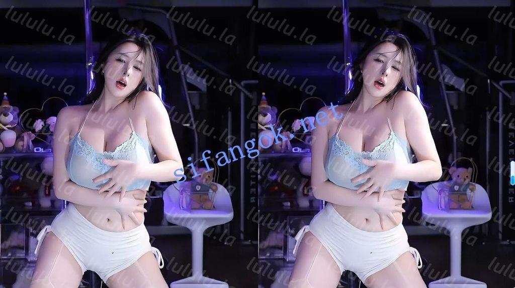 【虎牙】小酒窝翁馨 7月全新抹胸上场 一对豪乳绝逼晃晕你【7V】【1.01G】 预览图 10