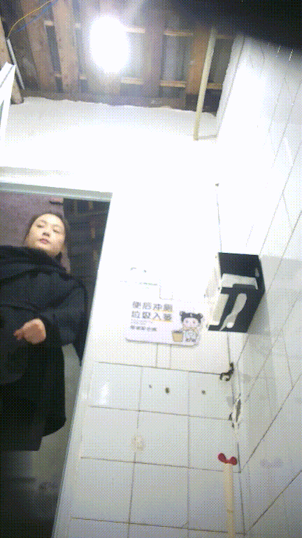 市場外公共女廁真實偷拍多位少女少婦方便，近景特寫，同步露臉 2.42GB 预览图 11