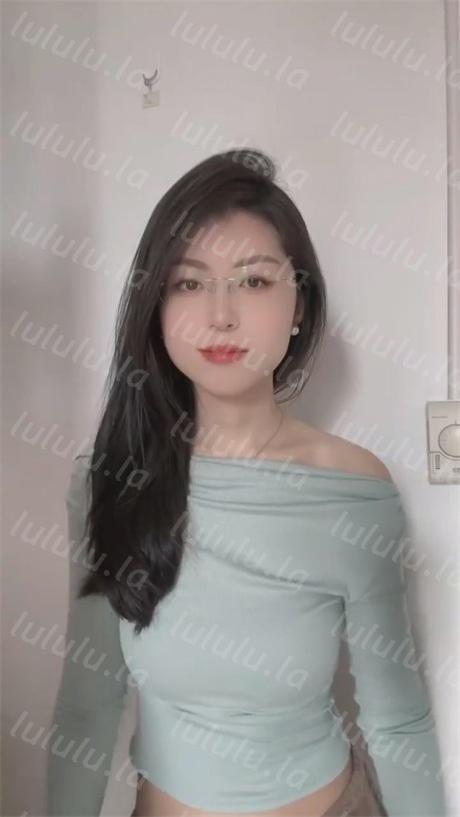 ❣️推荐❣️抖音颜值嫩妹【雯wen】好身材大长腿,道具自慰高潮,毛多小逼会吸,自慰时逼就像吸住假屌【8V】【274M】 预览图 9