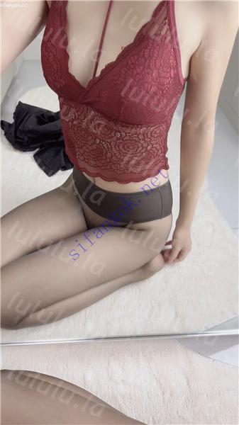 抖音 玉玉欧尼 大长腿美腿 丝袜美乳露点勾引掰B特写 新福利【5V】【1.53G】 预览图 19