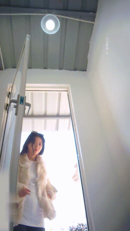 美女如雲街邊女公廁真實偷拍多位小姐姐大小便，特寫後位雙洞，同步露臉，緊身褲禦姐的極品一線天饅頭穴 412.1MB 预览图 11