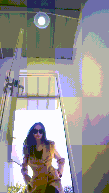 美女如雲街邊女公廁真實偷拍多位小姐姐大小便，特寫後位雙洞，同步露臉，緊身褲禦姐的極品一線天饅頭穴 412.1MB 预览图 2