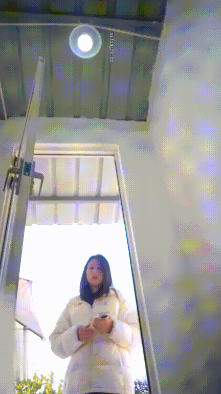 美女如雲街邊女公廁真實偷拍多位小姐姐大小便，特寫後位雙洞，同步露臉，緊身褲禦姐的極品一線天饅頭穴 412.1MB 预览图 9