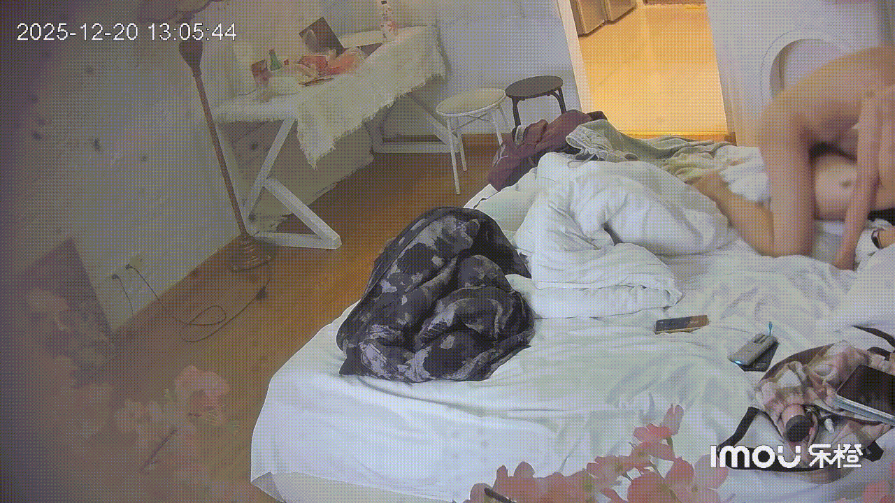 樂橙酒店偷拍❤️學院風 炮姐穿搭女孩和男友入住三天各種姿勢激情做愛女孩很騷 3.21GB 预览图 4