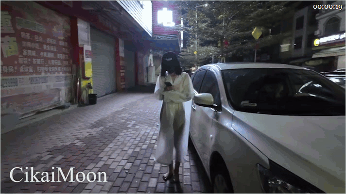 推特博主戶外大膽漏出多場景身邊人來人往真刺激 「cikaimoon」依然是如此炸裂，透明雨衣全裸逛街、購物，路人都看傻了3V 554.3MB