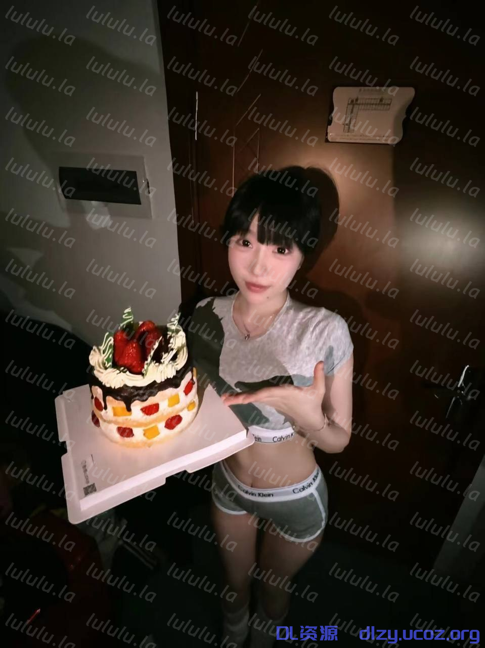 【原檔無水印】約啪超高顔值白虎網紅，終究是抵不過金錢的誘惑，酒店内露臉口交被金主玩弄小穴G點高潮不斷（8V） 68.8MB
