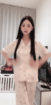 【花椒绝版颜值精选25.8月合集】各大网红美女走光 擦边整活 预览图 2