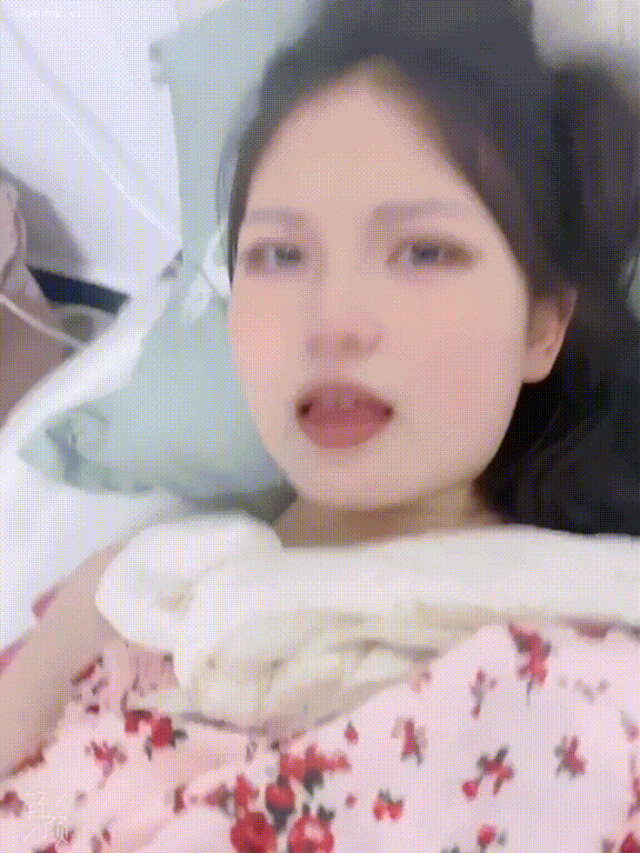 新晉大神【上海第一深情】最新福利，露臉啪啪顔射99年萌妹(6V) 527.2MB 预览图 3