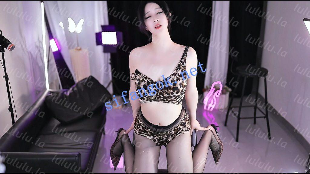 首发【虎牙】正恒小纯 骚浪贱美女 漏点裸舞+情趣定制10V 预览图 13