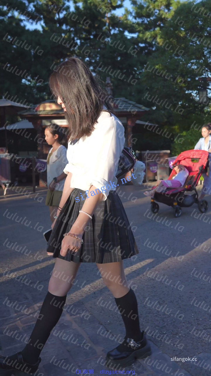 (BC-AA-704)兩位制服jk小姐姐..裙子被風吹起..花内彎腰CD 488.8MB