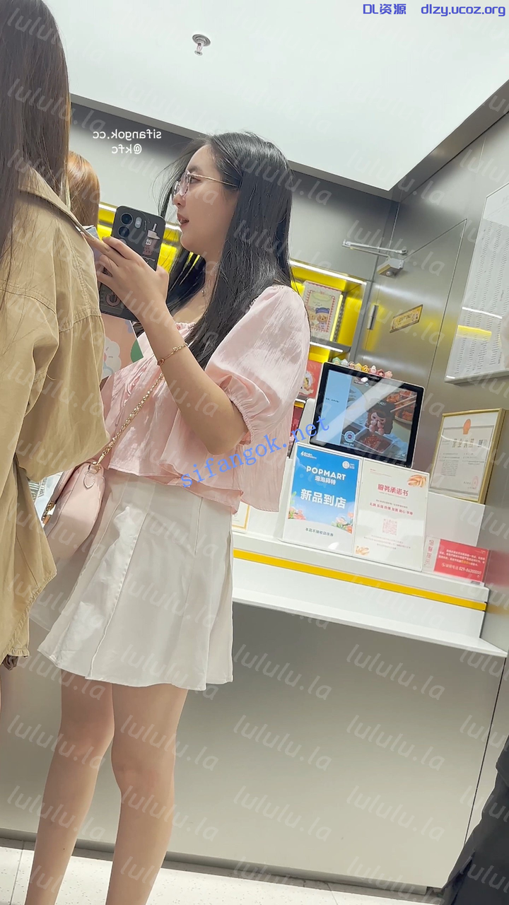 【KFC】眼鏡騷妹逛街·彎腰翹屁股露出白色内·内褲尿髒了 785.4MB 预览图 1