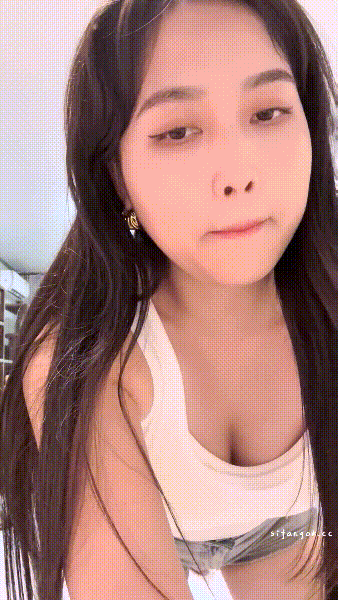 快手超騷主播【美娘777】臉穴同框 徒手接尿❤️一邊頂B一邊噴水 高價定制 二(6V) 1.51GB 预览图 12