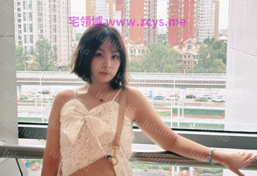 表里不一微胖反差女大生露脸性爱啪啪自拍，衣服不脱躺在牌桌上搞起来，原档无水印7v27p837m 预览图 2