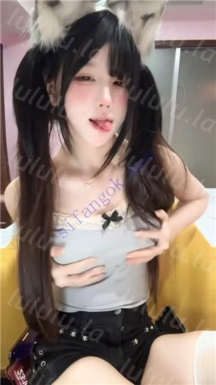 快手抖音萌妹 小伊奶冻 露点福利自摸骚话诱惑 美翻了【200M】 预览图 9