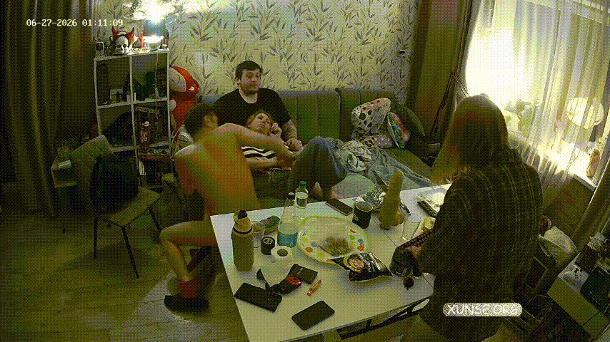 這他媽是什麽神仙聚會 喝點酒就可以這麽玩是吧 兩對四人毫不避諱 雖然沒真幹上 但這劇情看着是真刺激啊 992.4MB