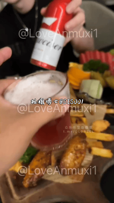 新晉淫妻00後NTR情侶「不愛喝安慕希」《穿着黑絲讓單男玩》久違的更新，希希與單男背着我做愛，分享巨乳黑絲淫妻打樁 302.3MB 预览图 2