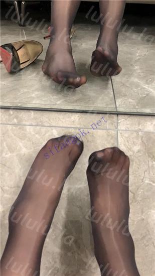 抖音骚骚御姐 佐伊 丝足诱惑长腿插入 柳叶粉穴掰开水润 预览图 9