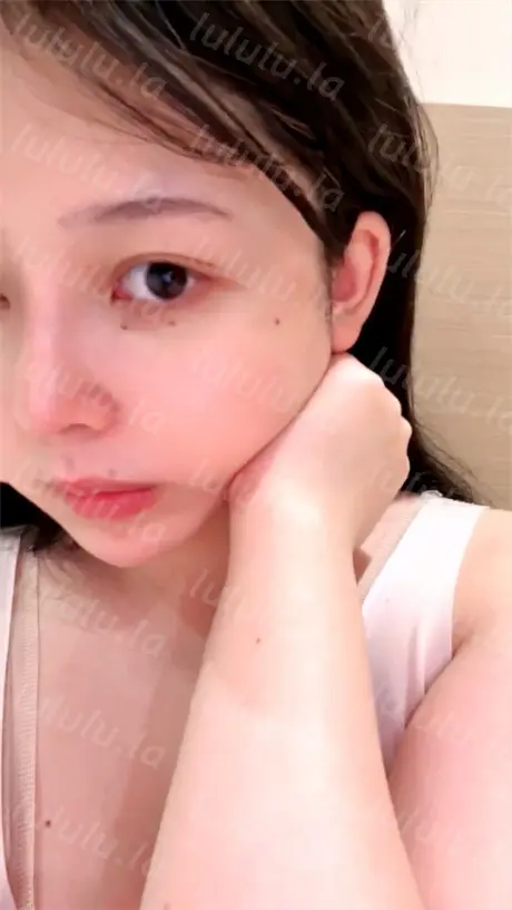 ❣️推荐❣️颜值嫩妹【茄子】奶圆逼粉,精品无毛一线天,粉奶粉穴,一条小肉缝,玩王者厉害带上分可以免费操8V 预览图 3