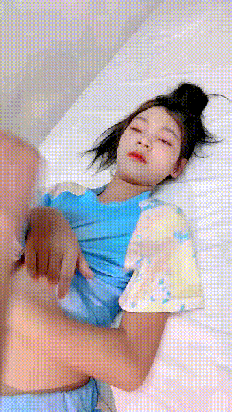 多位不同年齡段的女人彙合在一起【瘋狂女團】多P猛肏 新加入一位剛出道的小姐姐 粉嫩粉嫩的(7V) 2.71GB 预览图 12