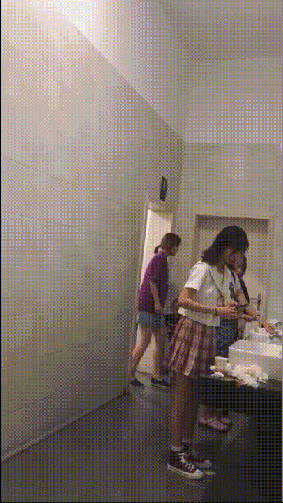大神潛入美食城女廁❤️偷拍女食客尿尿有幾個不錯的顔值美女無水印版 655.5MB 预览图 3