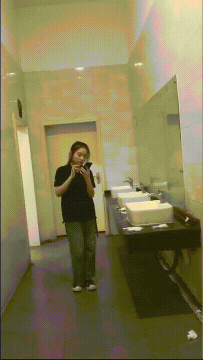 大神潛入美食城女廁❤️偷拍女食客尿尿有幾個不錯的顔值美女無水印版 655.5MB 预览图 5