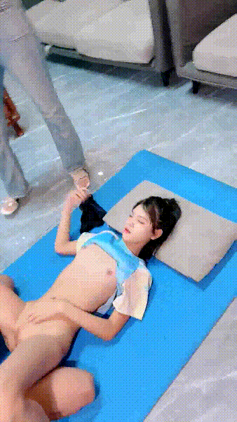 多位不同年齡段的女人彙合在一起【瘋狂女團】多P猛肏 新加入一位剛出道的小姐姐 粉嫩粉嫩的(7V) 2.71GB 预览图 15