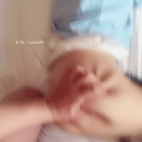 白嫩眼鏡學妹，被忽悠至酒店抱抱親親，這鮑魚真帶感，最後被男友狠狠後入 142.5MB 预览图 4