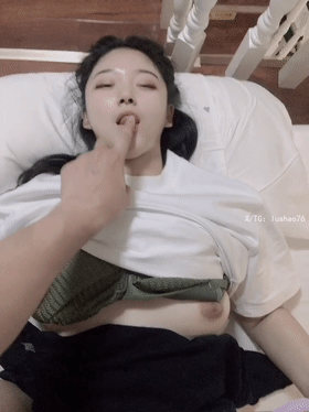 嬰兒肥酷似迪麗熱巴的LISA學生妹，肉肉滴操起來十分爽，吃雞很生疏 102.5MB