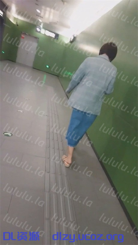 【手持抄底無内褲少婦】技術牛逼,騷穴以爲長裙子不會走光就挂空擋,當衆開閃光燈抄底成功,小穴夠黑1V 356.7MB