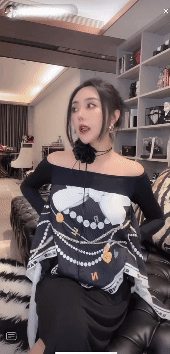 【不要在线解压】【快手抖音颜值精选25.6月合集】各路网红美女闪现露点走光 预览图 18