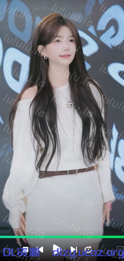 私房八月新流出售價40元❤️【主播廁拍】雙視角超清晰偷拍美女主播尿尿逼逼不算太黑（3V) 382.4MB