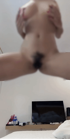 【不要在线解压】快手骚骚主播 薇薇 顶B裸舞 自慰掰穴 疯狂手口出水福利 预览图 4