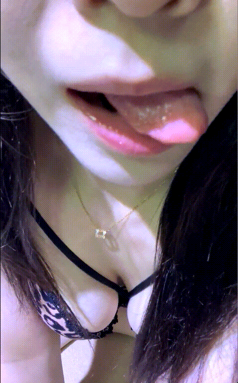抖音洩密！清純漂亮美少女【妲己】高價露臉定制，臉鮑同框道具自慰，主打真實無濾鏡(2V) 616.5MB 预览图 5