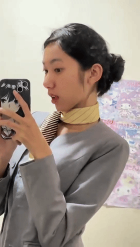 空姐女友上戰袍，操起來YYDS，操爽了伸出小舌頭舔手指，沉浸式觀賞 24V 755MB 预览图 1