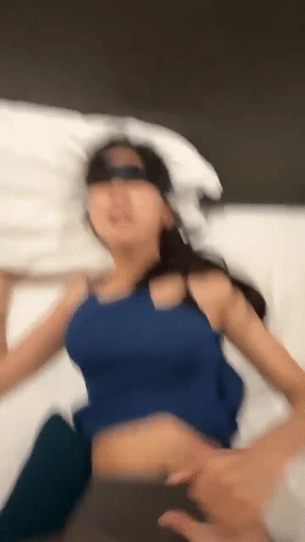空姐女友上戰袍，操起來YYDS，操爽了伸出小舌頭舔手指，沉浸式觀賞 24V 755MB 预览图 6