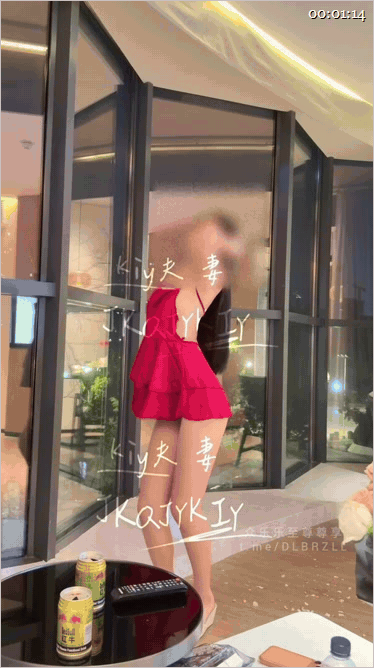 【8月最新】推特西安夫妻主，追求及時行樂的生活「Kiy夫妻」極品舞女美嬌妻，馬路一旁口交露出日志 538.5MB 预览图 1