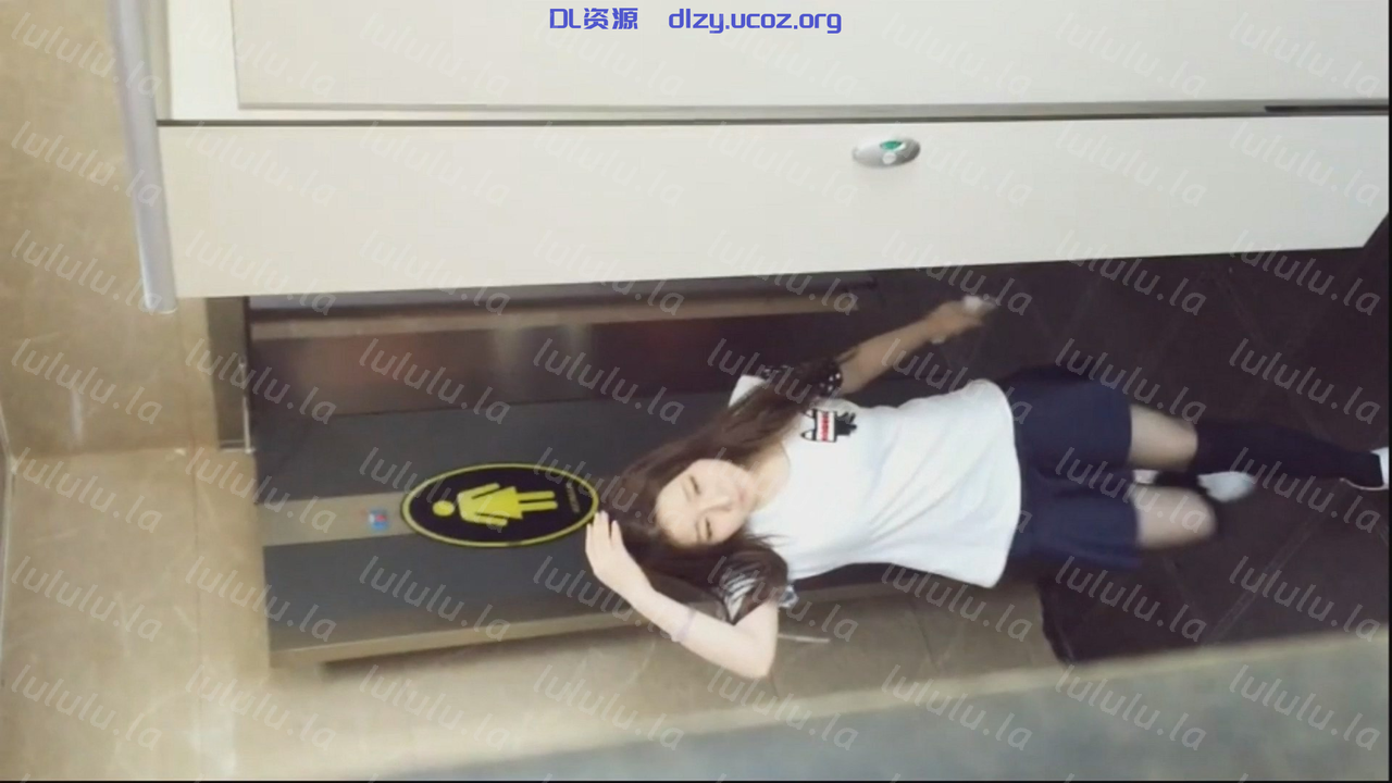 大神手持闖拍商場女廁準備俯視角度❤️被個機車妹發現了用犀利的眼神怒怼幸好沒有大叫高清無水印原版 358.5MB
