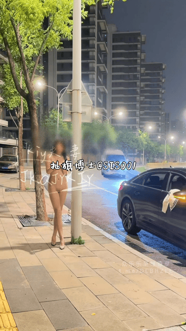 【8月最新】推特西安夫妻主，追求及時行樂的生活「Kiy夫妻」極品舞女美嬌妻，馬路一旁口交露出日志 538.5MB 预览图 2