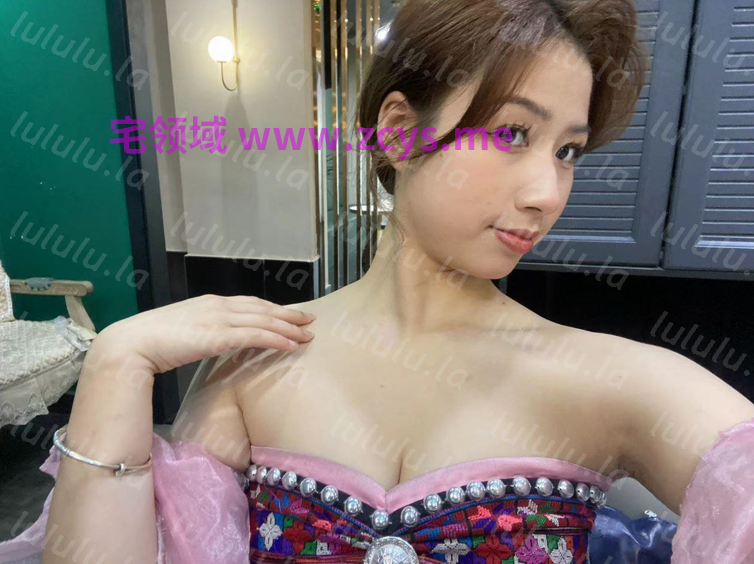 甜美纯情美眉民族风抹胸优雅自拍，晚上秒变小母狗露脸3P性爱！一手握一个好反差9v4p3.76g
