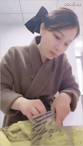 【麥子熟了】熟女騷婦背着家人偷偷露出直播兒子在玩手機騷貨偷偷逼夾跳蛋自慰露出還戴着陰環跳蛋狂震19V 22.75GB 预览图 1