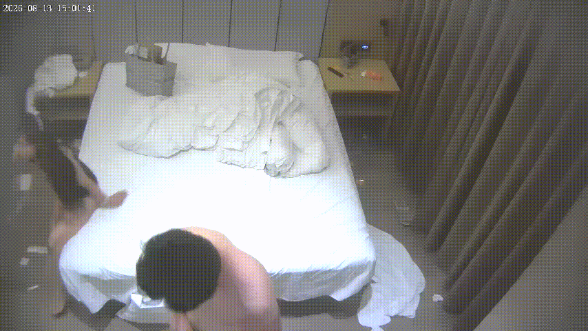 上帝視角 8-13 美女還會跳點瘋批舞 眼看要被操了 動作也是幹脆 床上床下換着地方操 還戴上兔耳朵增加情趣 1.01GB 预览图 8