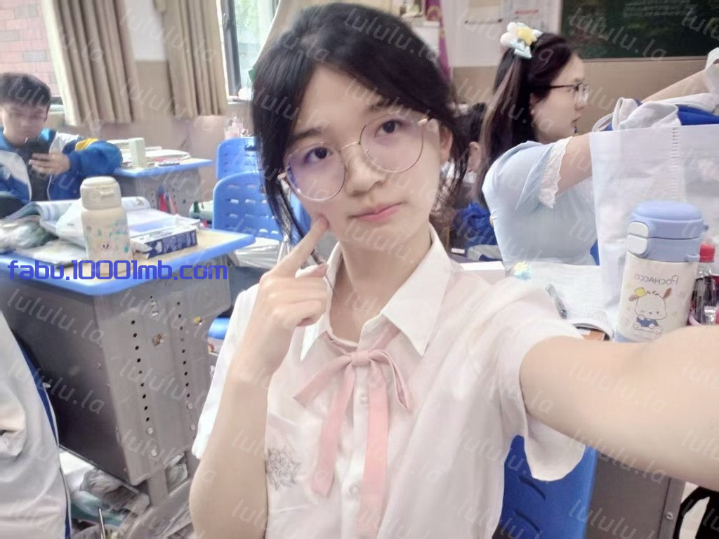 【原檔洩密】浙江麗水眼鏡大一學妹典型乖乖女模闆笑容甜美害羞 情侶私拍調教私下被男友玩成極品反差婊女王(9V) 43MB 预览图 1