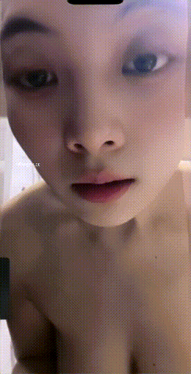 【抖音福利】吊鍾巨乳美女姐姐【buzz4】高價1對1浴室臉穴同框撩騷 1.18GB 预览图 4