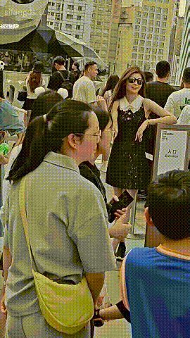 【mccd】極品美女和男友在網紅地打卡 短裙下的黑色悶騷丁字褲包不住小騷B和菊花 看了個過瘾 1020.6MB