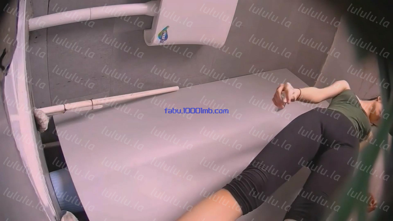 廁拍大神潛入高校女廁偷拍❤️舞蹈系美女穿練功夫服脫光光尿尿換衛生巾一邊和閨蜜聊天1080P高清版 278MB