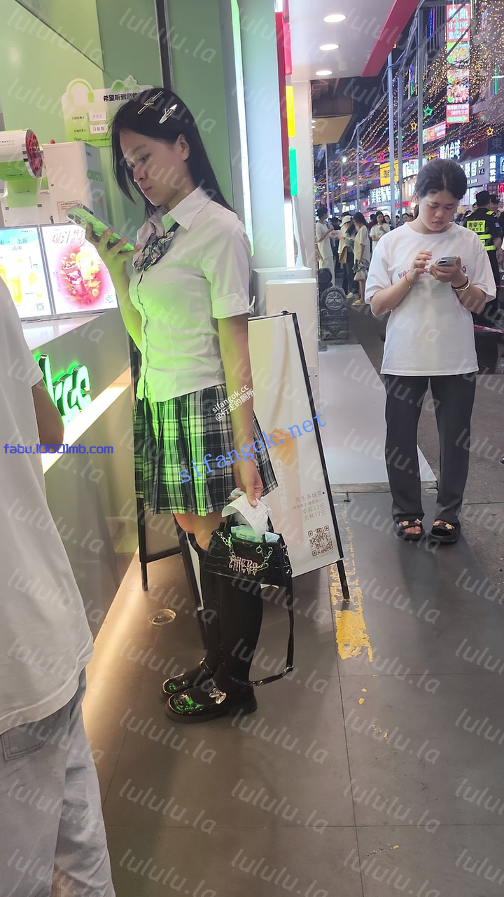 【街拍抄底】jk黑襪小妹看着清純白内卻很悶騷性感小屁屁 483.5MB
